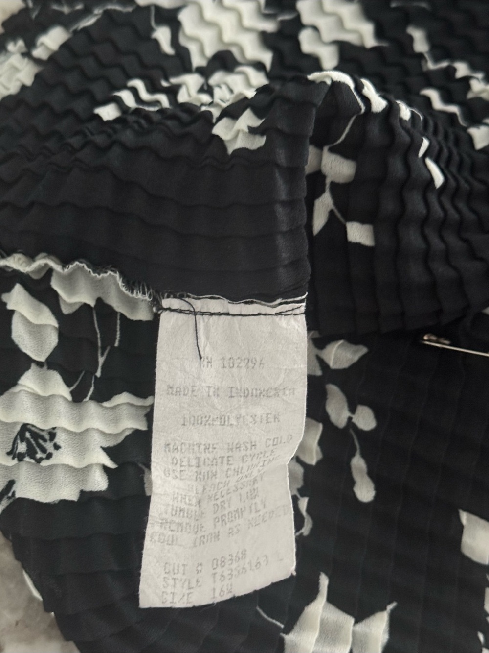 Liz Claiborne Two pieces Black and White Floral Sheer Blouse - Picture 7 of 7